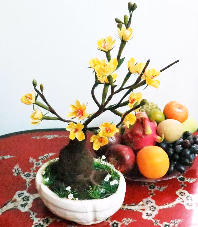 Việc chọn kích thước chậu hoa cũng cần thiết bởi, nếu chọn không phù hợp, không gian của bạn sẽ trở nên bừa bộn. Với phòng khách lớn hoặc sân vườn, nên chọn chậu hoa to để tạo cảm giác sang trọng. Phòng nhỏ hơn thì nên trang trí hoa trong bình và đặt ở bàn trung tâm phòng.