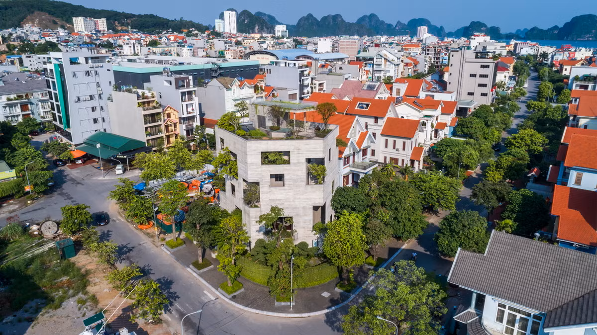 Căn biệt thự mang hình dạng ngũ giác với tường bê tông xám mộc mạc.