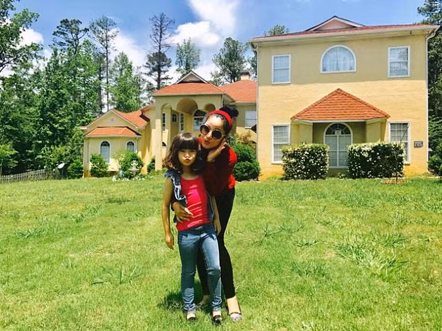 Khoảng sân vườn là không gian yêu thích của Thúy Nga. Cô thường trồng nhiều loại cây và dành nhiều thời gian chăm sóc. Ảnh: FBNV.