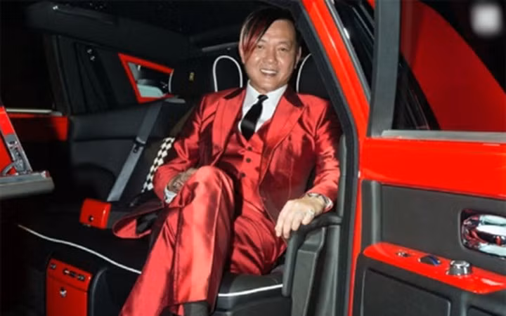Mỗi lần xuất hiện, Stephen Hung thu hút sự chú ý của mọi người khi diện những bộ cánh sặc sỡ cùng mái tóc nhuộm xanh đỏ rẽ ngôi lệch. Nhiều người gán cho ông biệt danh không mấy hay ho là "tỷ phú xấu trai nhất Hong Kong".