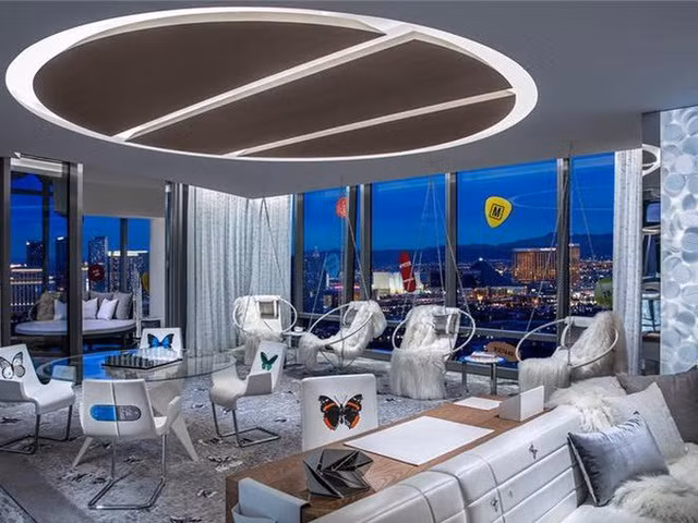 Thiết kế như một penhouse sang trọng, căn phòng rộng khoảng 836 m2 với nhiều không gian tiếp khách khác nhau.