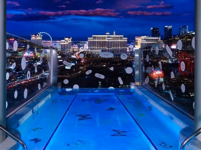 Từ bể bơi ngoài ban công, khách có thể ngắm toàn cảnh thành phố Las Vegas sôi động.
