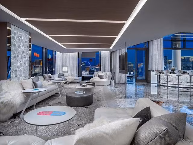 Tại căn phòng này, khách hàng sẽ được hưởng những dịch vụ siêu sang như tài xế riêng, quản gia, tour tham quan nghệ thuật…