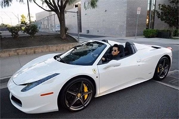 Lam Trường cũng tậu chiếc siêu xe Ferrari 458 Italia màu trắng với giá khoảng 290.000 USD (tương đương với 6 tỷ đồng) để phục vụ cho những lần lưu diễn và thăm gia đình tại Mỹ. Ảnh: Thế giới trẻ.