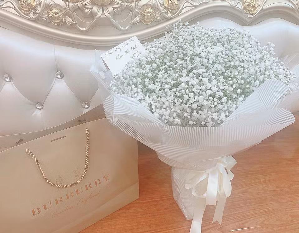 Thời gian còn bên nhau, Trọng Hưng thường xuyên tạo sự bất ngờ cho bà xã bằng những món quà sang trọng, đắt đỏ. Ảnh: Internet.