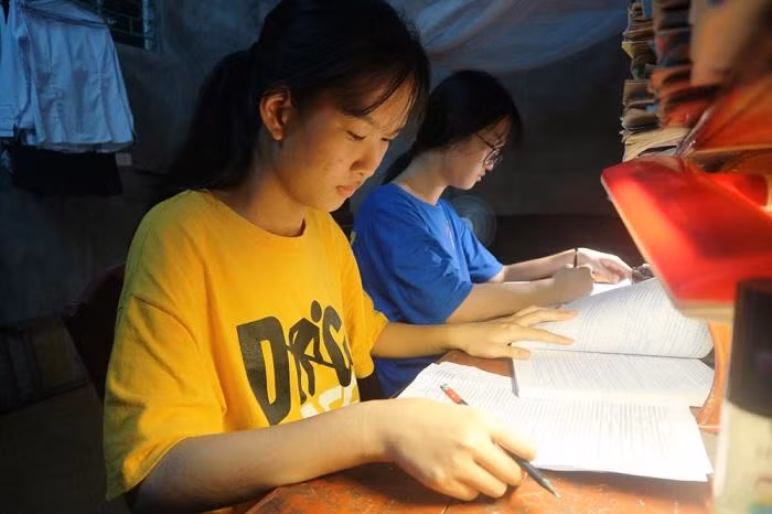 Cặp song sinh Cúc - An sau 17 năm mổ tách rời giờ ra sao? Cap song sinh Cuc - An sau 17 nam mo tach roi gio ra sao?
