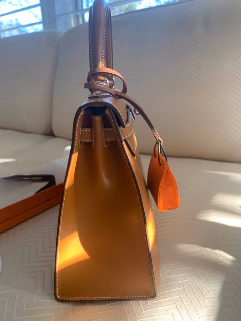 Do đó, khách hàng không thể bước vào một cửa hàng Hermès và đi ra ngoài với một chiếc túi Hermès Birkin. Thay vào đó, họ phải đặt hàng và chờ vài tháng trước khi nhận được hàng.