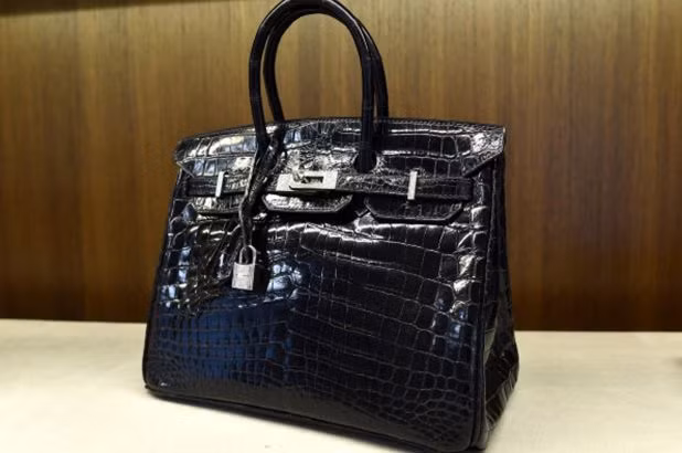 Để trở thành người thợ thủ công của Hermès phải trải qua thời gian khoảng 2 năm. Và 80% thợ ở đây là phụ nữ.