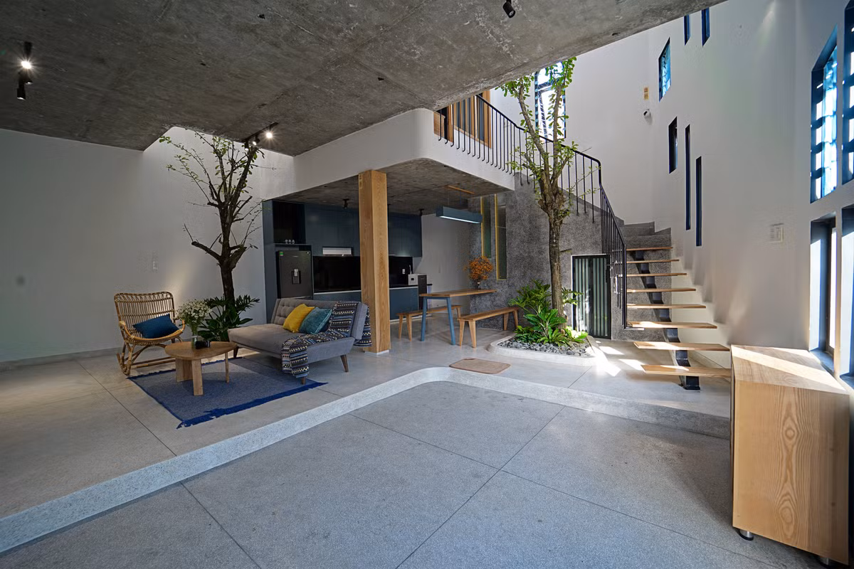 Xuất hiện trên tạp chí kiến trúc Archdaily, căn nhà được nhóm kiến trúc sư gọi đây là không gian của nắng, gió và hơi thở thiên nhiên.