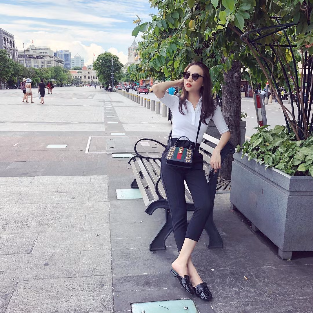 Đáng chú ý, Đàm Thu Trang cũng là một tay chơi hàng hiệu chẳng kém ai với hàng loạt món đồ của các nhà mốt Louis Vuitton, Gucci, Chanel...Ảnh: FBNV. Video: Cô Tấm” Hạ Vi nói về áp lực khi yêu Cường “đô la. Nguồn: VTC14.