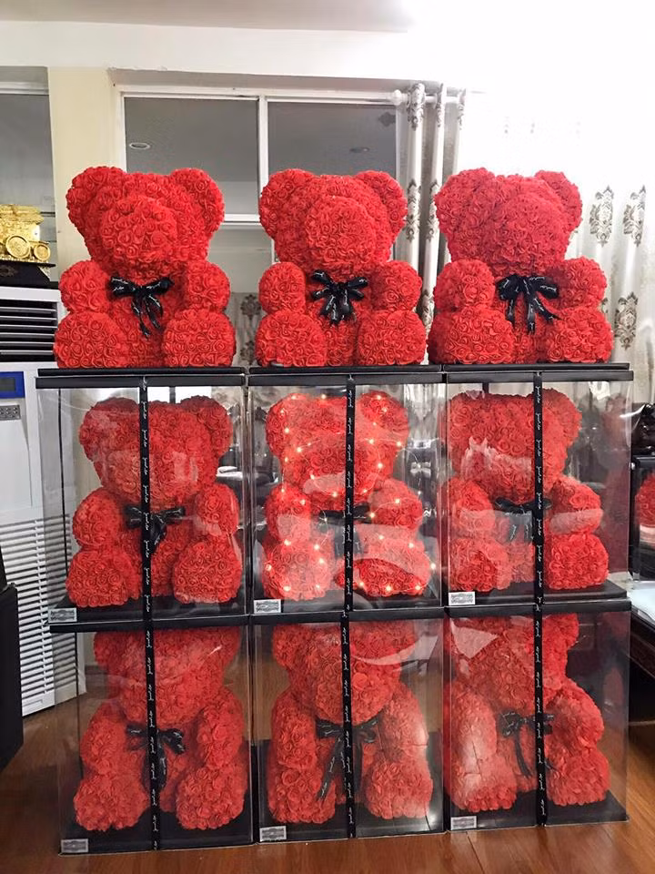 Một gấu hoa độc đáo mang lại sự bất ngờ trong ngày Valentine. Ảnh: Facebook.