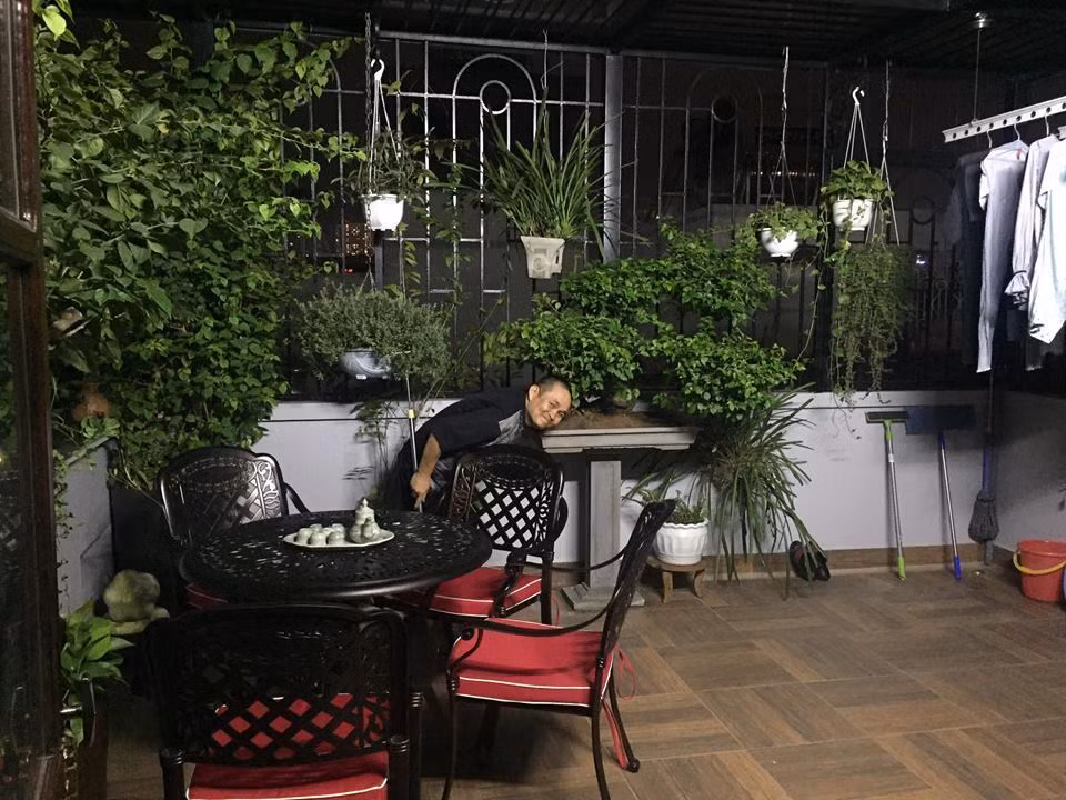 Những khi rảnh rỗi, nam nghệ sĩ lại dành thời gian chăm sóc hoa và cây cảnh trước sân nhà. Nguồn ảnh: FBNV.