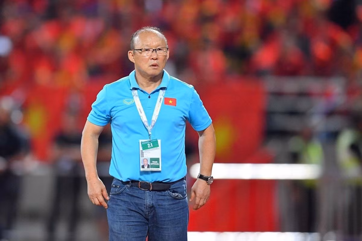Sau khi cùng U23 Việt Nam giành ngôi Á quân VCK U23 châu Á 2018, thầy Park và toàn đội nhận 52 tỷ đồng tiền thưởng. Trong đó riêng ông nhận 1,8 tỷ cộng thêm 1 tỷ từ khoản thưởng riêng của VFF. Ảnh: Internet.
