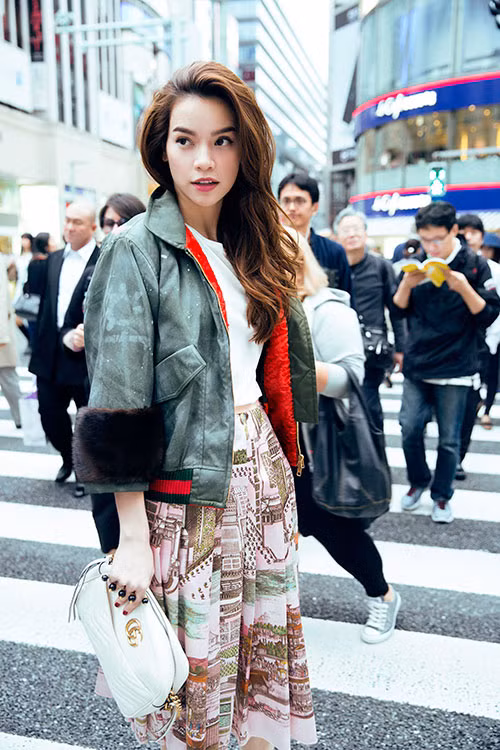 Ngoài ra, Hồ Ngọc Hà cũng không ngại chi tiền cho các món hàng hiệu đắt đỏ.