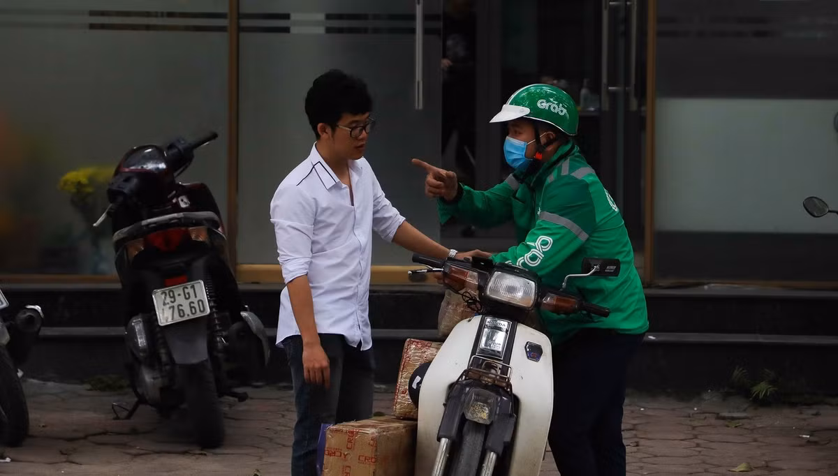 Có những ngày, shipper kiếm được cả nửa triệu đồng. Tuy nhiên, công việc này cũng có nguy cơ lây nhiễm khi phải tiếp xúc nhiều người khác nhau. Ảnh: Lao động.