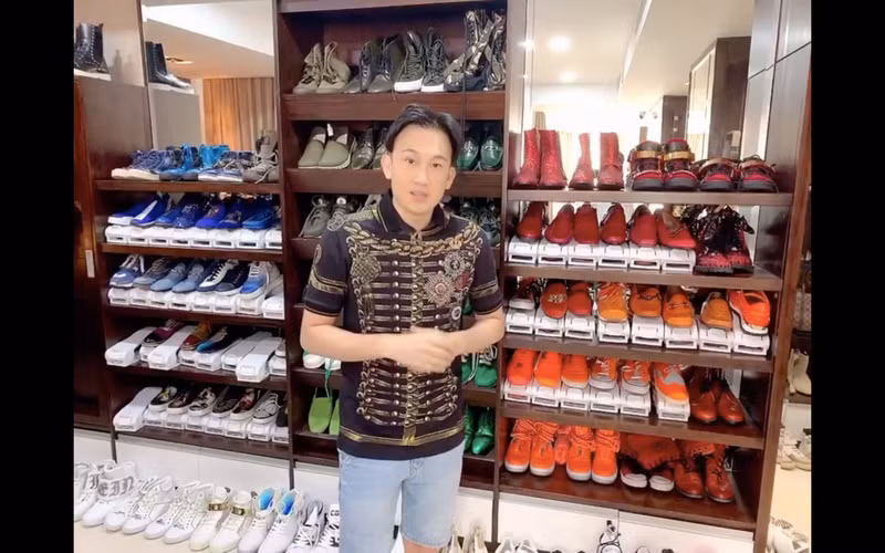 Trong video chia sẻ, Dương Triệu Vũ tiết lộ phòng chứa đồ của Mr. Đàm không khác gì một tiệm bán áo quần.