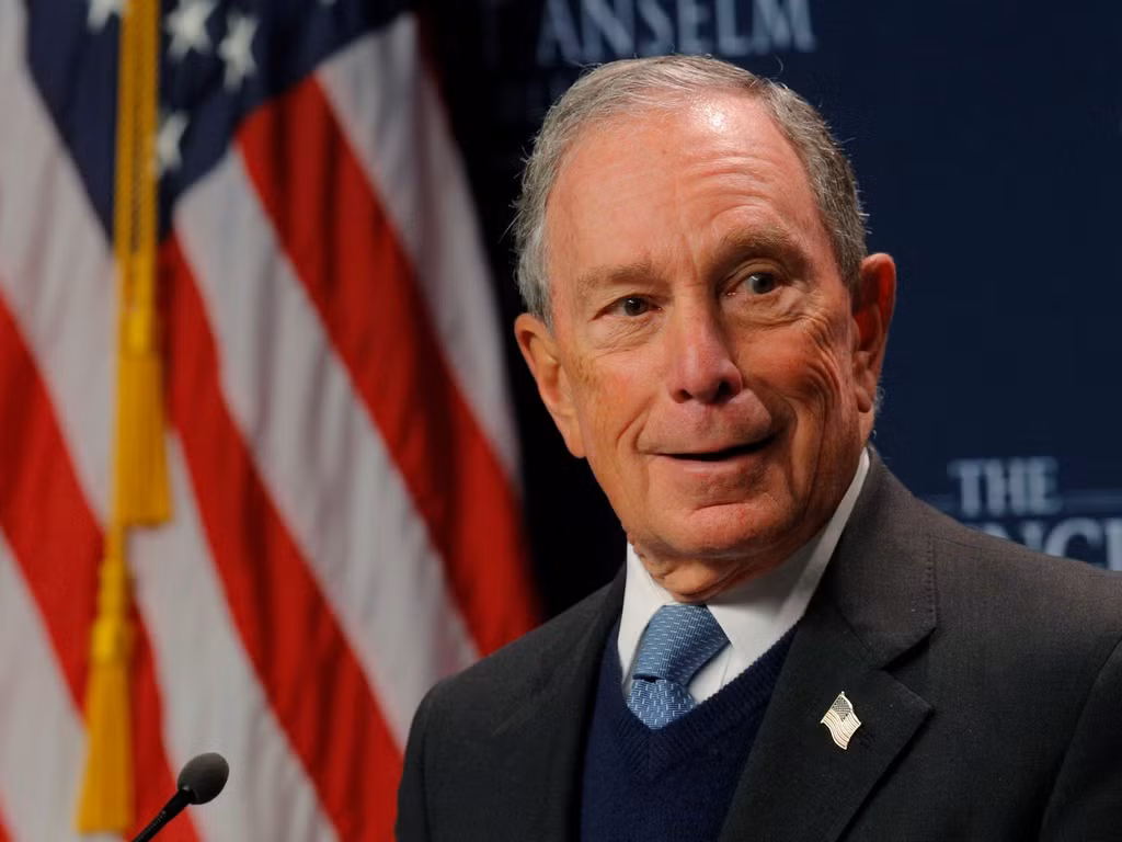 Michael Bloomberg sinh ra trong một gia đình trung lưu ở Boston, Mỹ năm 1942. Tốt nghiệp Đại học Johns Hopkins với bằng kỹ sư điện và lấy bằng MBA từ Harvard, Bloomberg bắt đầu làm việc tại ngân hàng đầu tư Salomon Brothers ở Phố Wall.