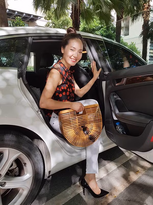 Phương tiện di chuyển của nữ ca sĩ Phương Linh là chiếc xe thuộc thương hiệu Audi đắt đỏ.