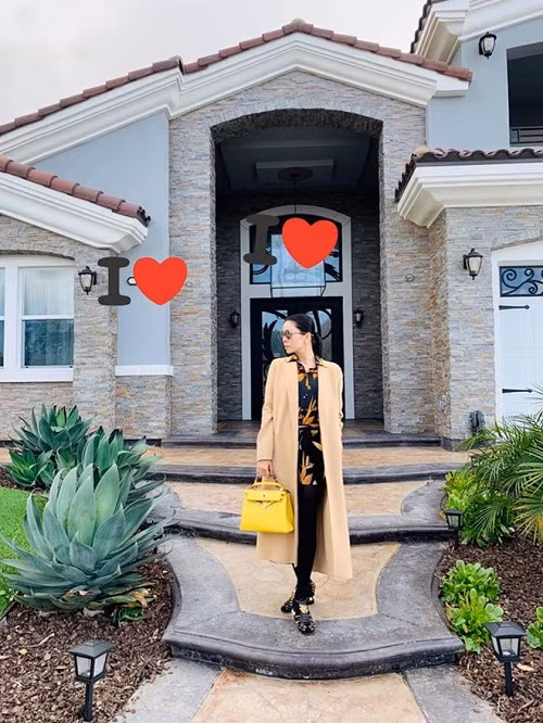 Còn căn biệt thự tại Mỹ của ca sĩ Lệ Quyên rộng 400m2 ở California (Mỹ) có giá hơn 1 triệu USD (khoảng 25 tỷ đồng).