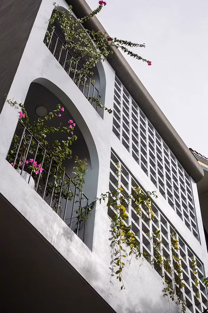 Mặt tiền ở khu vực tầng 3 và 4 được thay bằng lớp gạch hoa gió giúp lấy ánh sáng và thông gió.