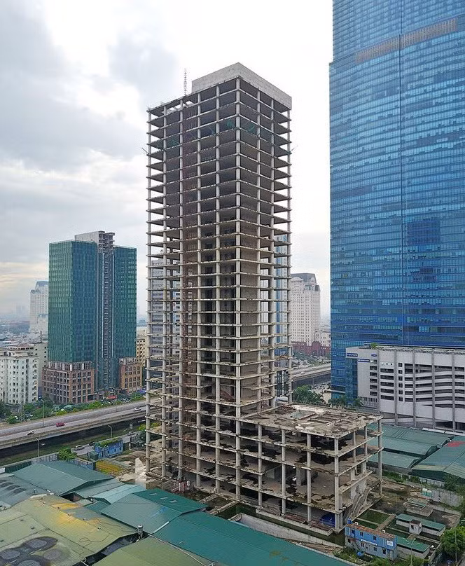 Liên quan tới tòa tháp “đắp chiếu” này, ngày 20/3/2017, Văn phòng Chính phủ đã có văn bản thông báo ý kiến của Phó Thủ tướng Trịnh Đình Dũng giao Bộ Xây dựng chỉ đạo việc chuyển nhượng dự án. Ngoài ra, theo chủ trương của Chính phủ, doanh nghiệp nhà nước không được góp vốn hoặc đầu tư vào lĩnh vực bất động sản. Ảnh: Hoàng Mạnh Thắng.