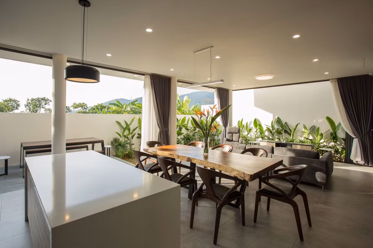 Và một khu vườn nhỏ phía sau với nhiều cây xanh.