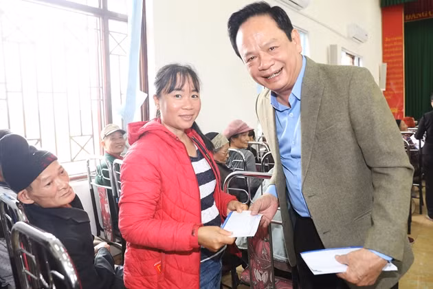Danh tinh dai gia tang 3 trieu khau trang khang khuan cho nguoi dan
