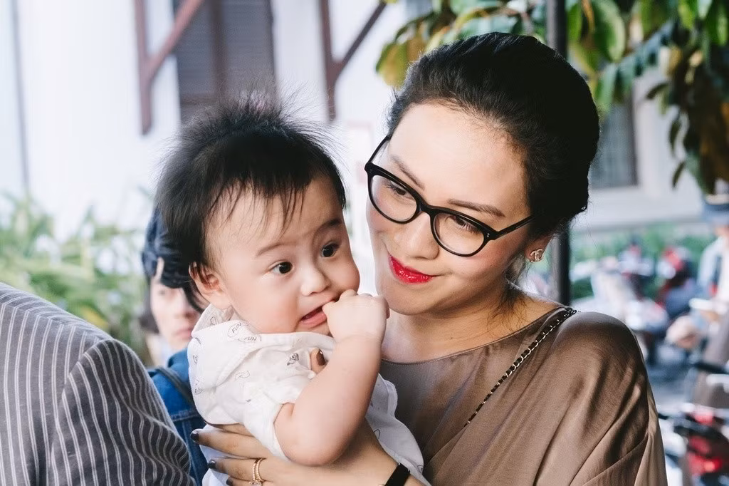 Ở tuổi 32, Trương Huệ Vân là một doanh nhân thành đạt, một bà chủ quyền uy có thể "thét ra lửa", điều hành chuỗi khách sạn, nhà hàng, nghỉ dưỡng của gia đình.