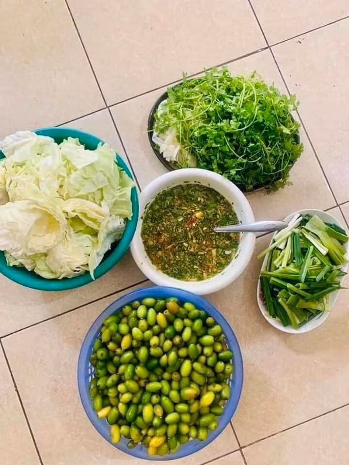 Một set nhót chấm chẩm chéo Tây Bắc bao gồm: 200 gram nhót xanh, rau bắp cải, rau mùi, gừng, lá tỏi và nước chấm. Toàn bộ rau, củ, quả đều đảm bảo sạch 100% có giá là 55.000 - 60.000 đồng.