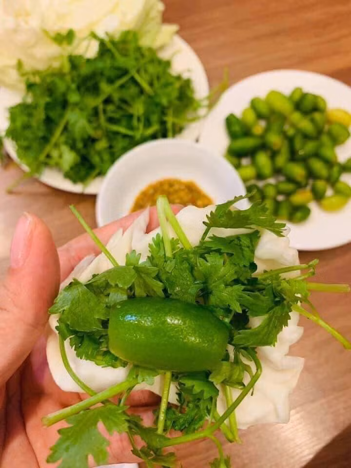 Chị Thúy (một người bán hàng online ở Hà Nội) cho biết, nhót xanh chấm chẳm chéo thường bán theo set.