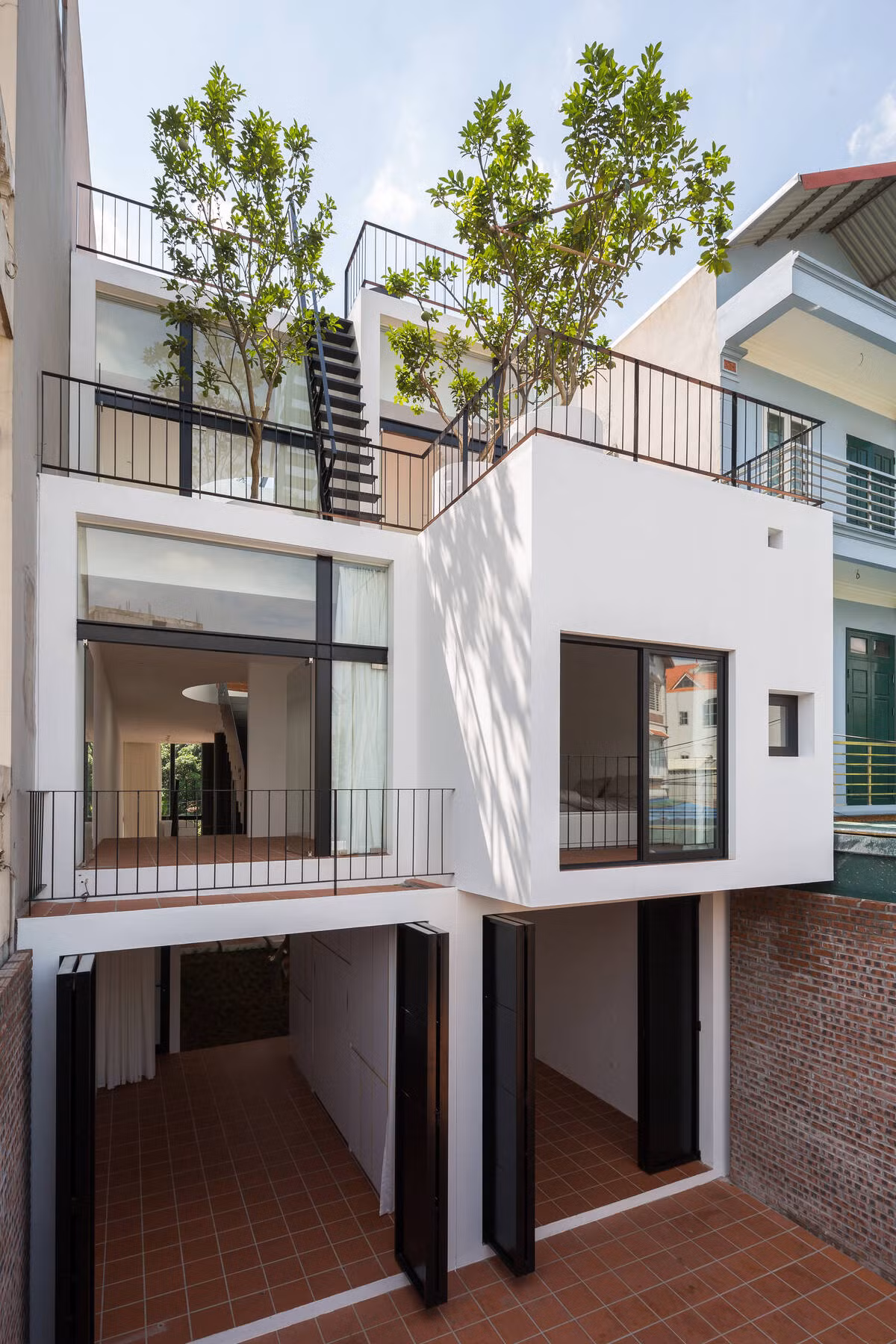Khu đất xây dựng được bố mẹ chia đôi cho hai anh em trai theo chiều dọc. Tuy nhiên, thay vì xây 2 căn riêng biệt, nhóm kiến trúc sư đã thiết kế hai hệ kết cấu, hai hệ thống điện, nước cho hai nửa khu đất nhưng tổng thể vẫn là một ngôi nhà.