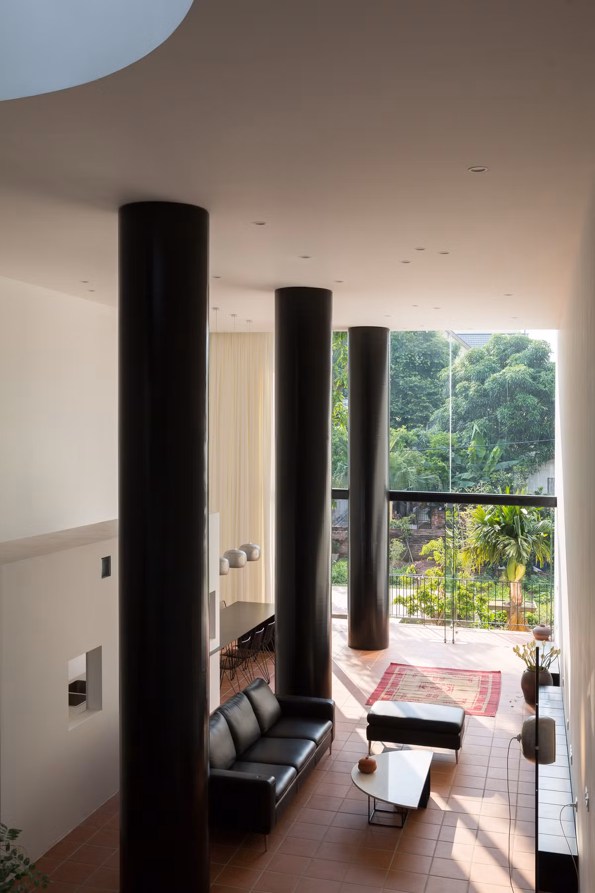 Đặc biệt, nhóm kiến trúc sư muốn truyền tải một cách ước lệ cấu trúc quen thuộc của Giếng nước – sân Đình vào kiến trúc hiện đại với đường nét rõ ràng, hình khối cô đọng, vật liệu tối giản sao cho tổng thể được hài hòa nhất.
