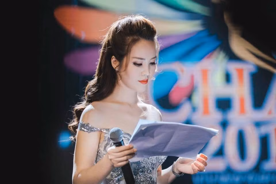 Đăng quang ngôi vị Á hậu hai tại cuộc thi Hoa hậu Việt Nam 2008, Thuỵ Vân không chọn bước chân vào làng giải trí mà tiếp tục gắn bó với công việc gian nan và khó khăn hơn nhiều. Người đẹp là gương mặt quen thuộc trên VTV.