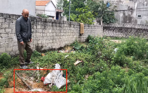 Lui xe tai, can chet be trai roi dem giau xac: Khoi to tai xe
