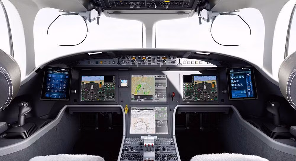 Buồng lái máy bay Falcon 8X thiết kế hiện đại với màn hình hiển thị rộng. Ảnh: Dassaultfalcon
