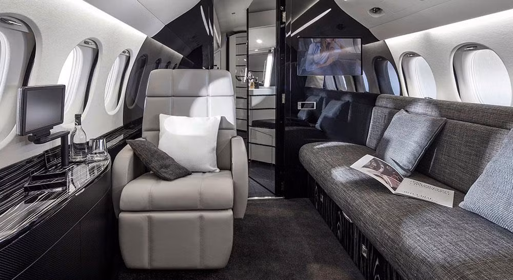 Khoang hành khách trang bị nhiều tính năng hiện đại như hệ thống quản lý cabin cho phép bạn kiểm soát môi trường trong cabin hay theo dõi lộ trình của máy bay...Ảnh: Dassaultfalcon.
