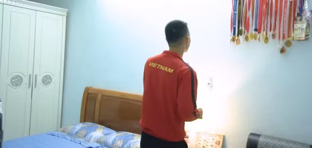 Trong phòng ngủ, Hùng Dũng trưng bày rất nhiều tấm huy chương, từ những tấm huy chương từ các giải trẻ, huy chương từ câu lạc bộ Hà Nội, cho đến các giải đấu quốc tế danh giá. Ảnh: Nhadeptv.