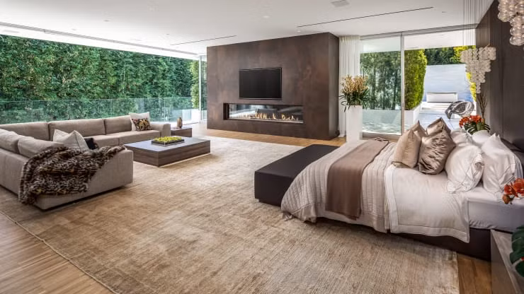 Toàn bộ biệt thự có 9 phòng ngủ, 15 phòng tắm bao gồm một phòng ngủ ngủ siêu lớn với không gian cho hai ghế sofa, giường khổng lồ và lò sưởi điều khiển từ xa.