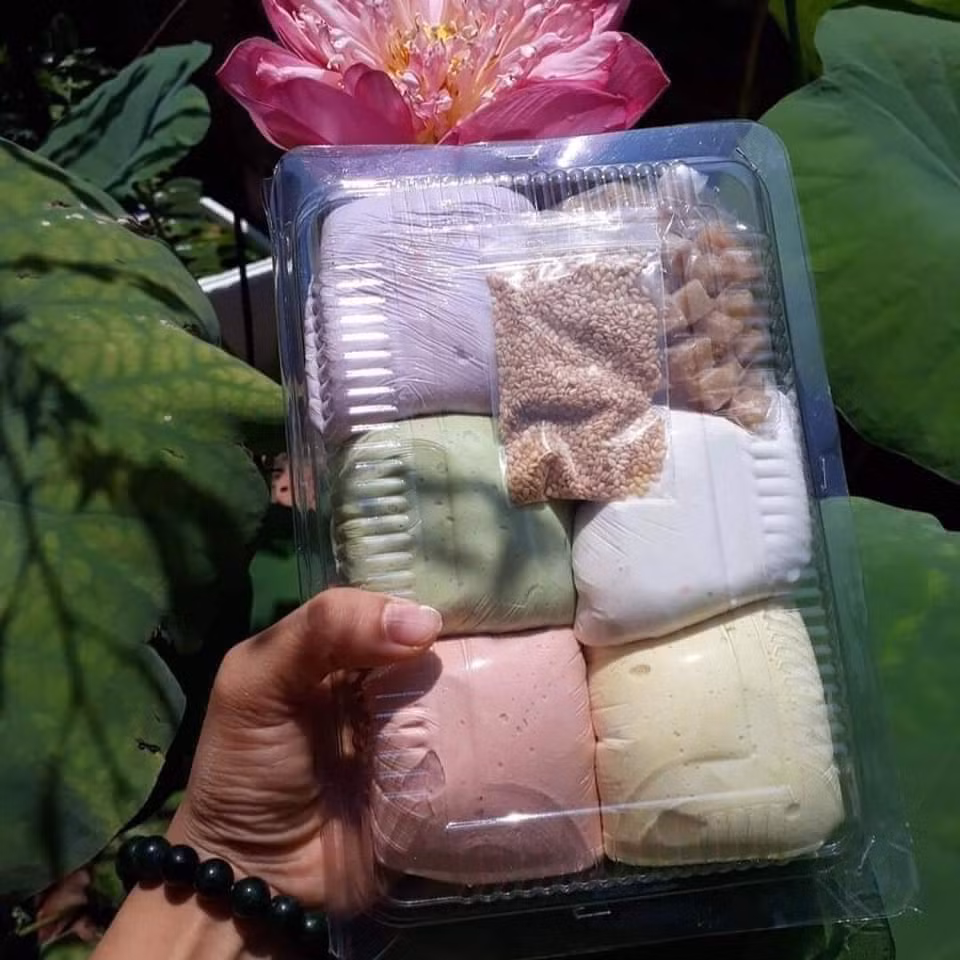 Theo đó, mỗi set bột bánh trôi ngũ sắc được rao bán từ 50.000 - 70.000 đồng.