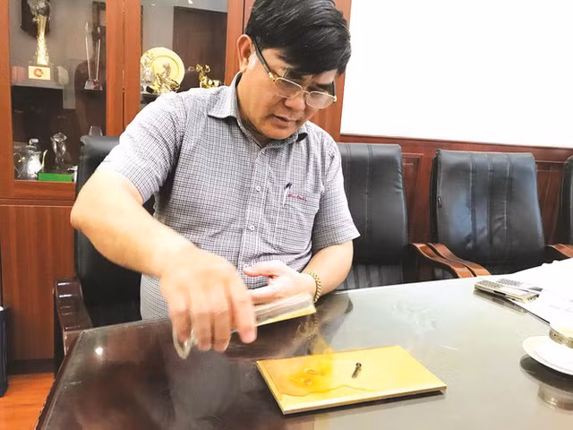 Phát biểu trên truyền thông, ông Đường cho biết, cách đây gần 20 năm vào dịp thăm Tòa tháp Empire State ở New York, ông Đường mê mẩn những cánh cửa thang máy mạ vàng tại đây và quyết định sẽ mạ vàng cho thang máy của Toà tháp đôi Hoà Bình đường Hoàng Quốc Việt (Hà Nội).