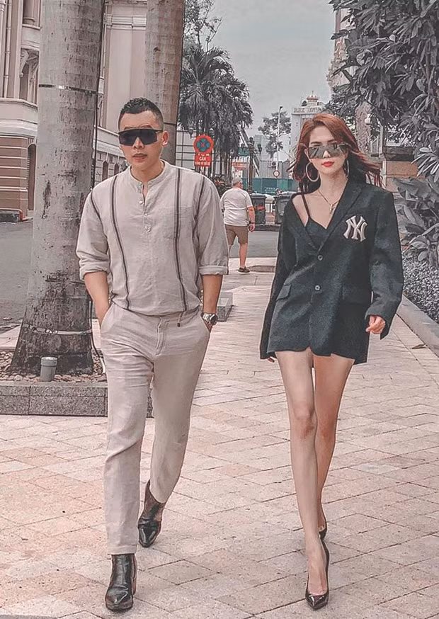 Đầu tháng 7 vừa qua, sau một đợt nghỉ dài ngày vì dịch Covid-19, cặp đôi Vũ Khắc Tiệp - Ngọc Trinh đã chính thức tái ngộ, lên đường thực hiện travel vlog mới cho kênh Youtube của ông bầu. Ảnh: Facebook.
