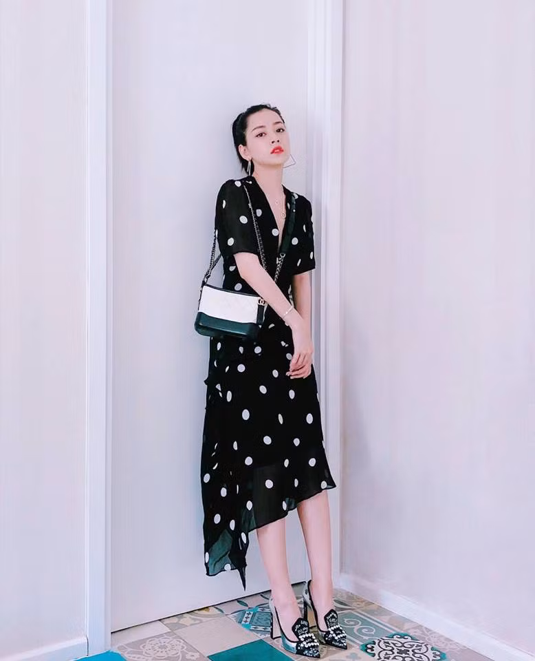 Chiếc túi Chanel Gabrielle Chi Pu mang trên người có giá tới 100 triệu đồng.