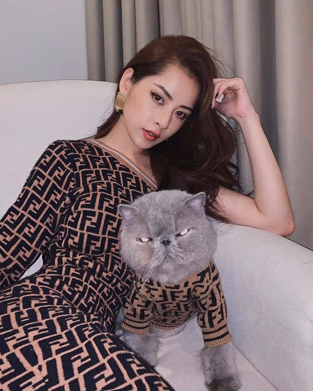 Trưng dụng chiếc đầm Fendi có giá ngót nghét 55 triệu đồng, Chi Pu khẳng định phong cách đỉnh cao của một "yêu nữ hàng hiệu".