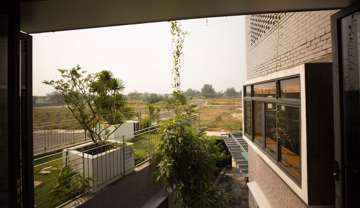 Trước yêu cầu đó, nhóm kiến trúc sư đã chia nhỏ căn nhà thành những không gian riêng và nơi sinh hoạt chung gồm bếp, phòng ăn… được nối bởi một khu sân.