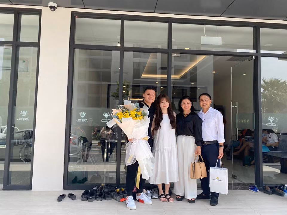 Quang Hải đã tậu căn hộ này vào khoảng cuối tháng 10 nhưng đến mới đây anh mới làm lễ nhận nhà. Ảnh: 1989 Florist.