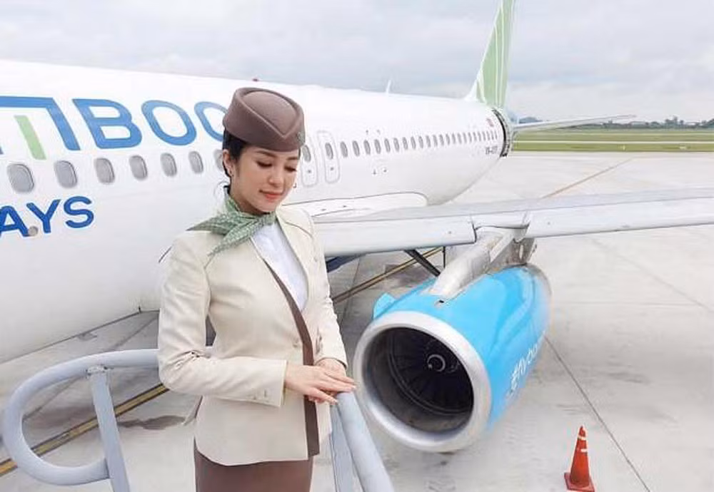 Hình ảnh nữ tiếp viên hàng không trong bộ đồng phục luôn mang nét đẹp rất riêng biệt và thu hút.