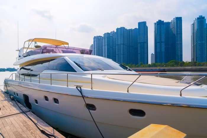 Chiếc du thuyền được sơn màu trắng chủ đạo, nội thất sang trọng không khác gì một khách sạn thu nhỏ. Ảnh: Danviet.
