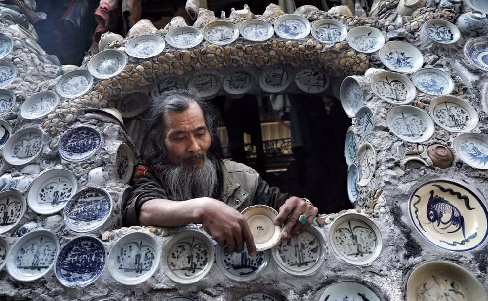 Theo ông Trường, gắn bát đĩa lên tường nhà, cổng.. là cách để ông gìn giữ và bảo vệ những cổ vật mà cha ông để lại và đây cũng là cách ông chơi đồ cổ. Ảnh: Oddycentral.