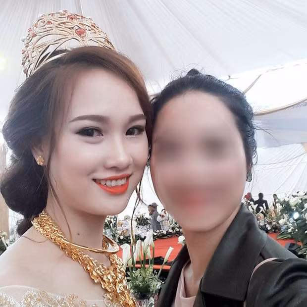 Tiệc cưới có tất cả 18 món, đều là những "cao lương mỹ vị" như bồ câu tần thuốc bắc, dê núi hấp lá chanh… Riêng cô dâu cũng được mẹ chồng tặng cho vương miện 100 cây vàng. Ảnh: Facebook.