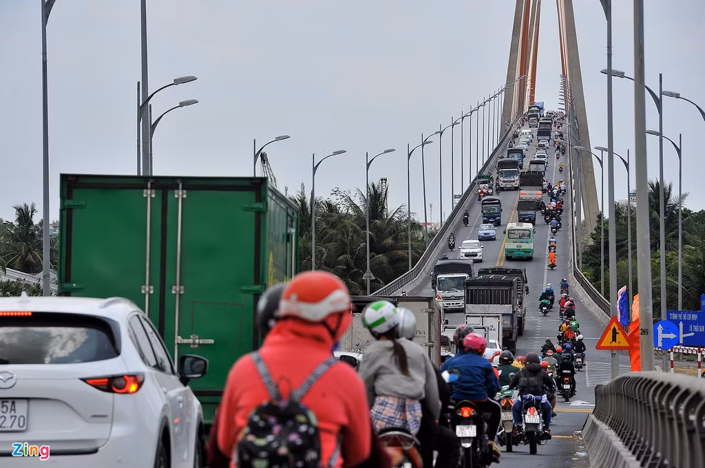Khoảng 18h, tình trạng kẹt xe ở cầu Rạch Miễu giảm. Lãnh đạo tỉnh Bến Tre và Tiền Giang đã thống nhất phương án đề xuất Bộ Giao thông Vận tải, xin chủ trương đầu tư xây dựng cầu song song với cầu Rạch Miễu hiện hữu, hoặc bố trí phà để tránh trường hợp kẹt xe.